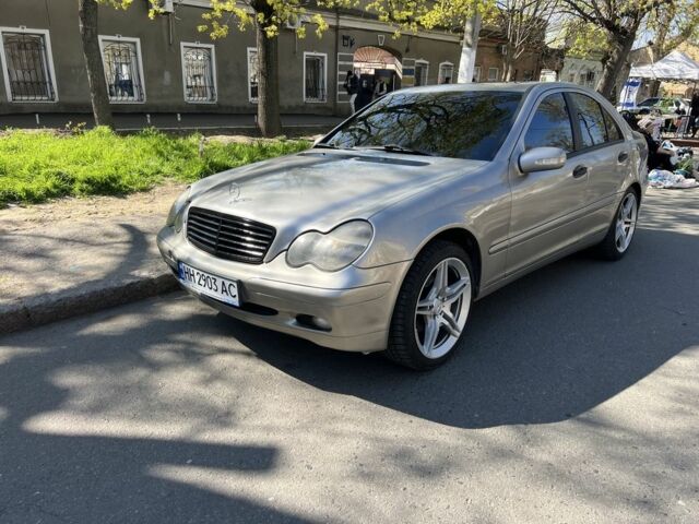 Серый Мерседес 220, объемом двигателя 2.1 л и пробегом 350 тыс. км за 5300 $, фото 1 на Automoto.ua