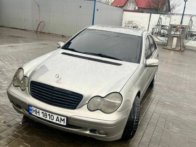 Серый Мерседес 220, объемом двигателя 2.1 л и пробегом 300 тыс. км за 5200 $, фото 1 на Automoto.ua