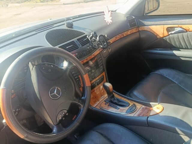 Сірий Мерседес 220, об'ємом двигуна 2 л та пробігом 325 тис. км за 3500 $, фото 1 на Automoto.ua