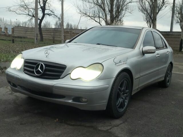 Серый Мерседес 220, объемом двигателя 0 л и пробегом 406 тыс. км за 4700 $, фото 1 на Automoto.ua