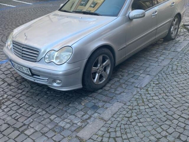 Серый Мерседес 220, объемом двигателя 2.1 л и пробегом 320 тыс. км за 4500 $, фото 1 на Automoto.ua