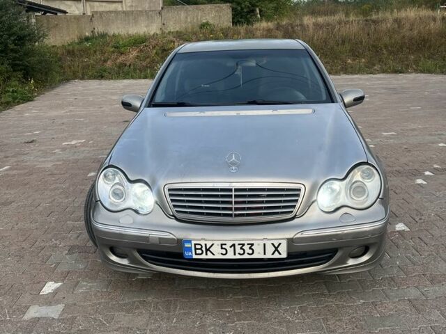 Сірий Мерседес 220, об'ємом двигуна 2.1 л та пробігом 480 тис. км за 3506 $, фото 1 на Automoto.ua