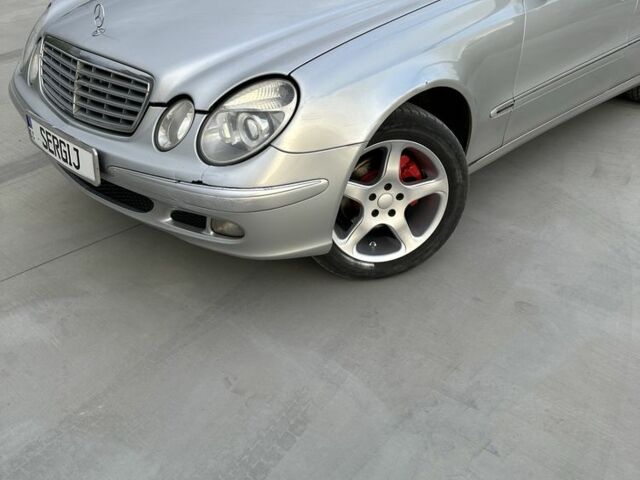 Сірий Мерседес 220, об'ємом двигуна 2.1 л та пробігом 282 тис. км за 4700 $, фото 1 на Automoto.ua