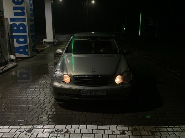 Сірий Мерседес 220, об'ємом двигуна 2.1 л та пробігом 364 тис. км за 3750 $, фото 1 на Automoto.ua