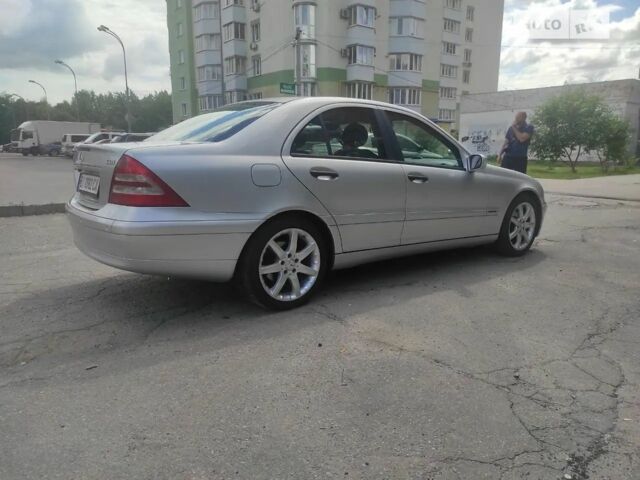 Сірий Мерседес 220, об'ємом двигуна 2.1 л та пробігом 240 тис. км за 5013 $, фото 1 на Automoto.ua