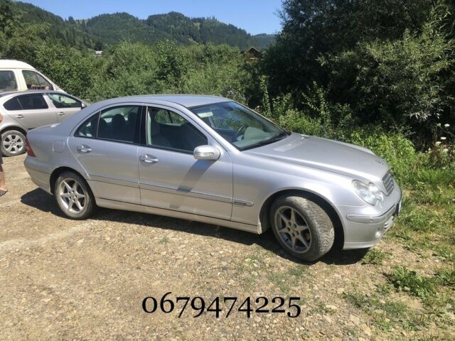 Серый Мерседес 220, объемом двигателя 2.1 л и пробегом 294 тыс. км за 5800 $, фото 1 на Automoto.ua