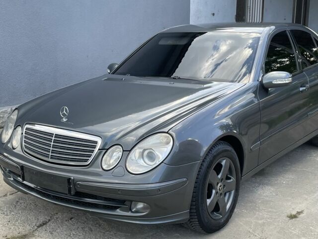 Сірий Мерседес 220, об'ємом двигуна 2.2 л та пробігом 280 тис. км за 7800 $, фото 1 на Automoto.ua