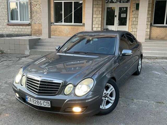 Сірий Мерседес 220, об'ємом двигуна 2.2 л та пробігом 300 тис. км за 8193 $, фото 1 на Automoto.ua