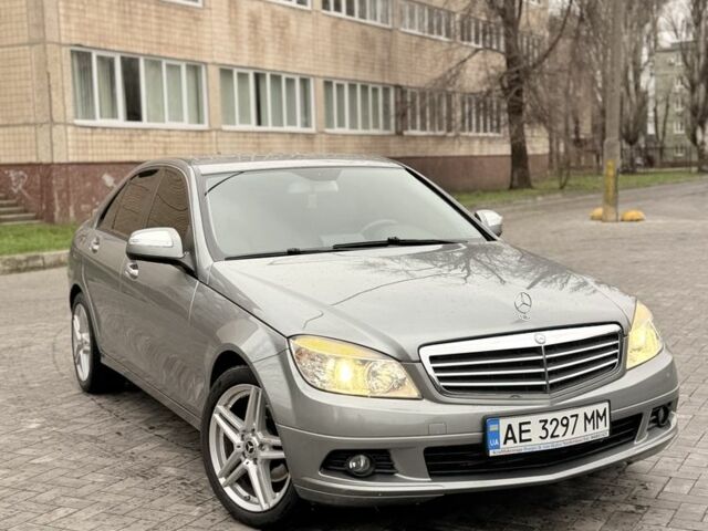 Серый Мерседес 220, объемом двигателя 2.1 л и пробегом 256 тыс. км за 5600 $, фото 1 на Automoto.ua