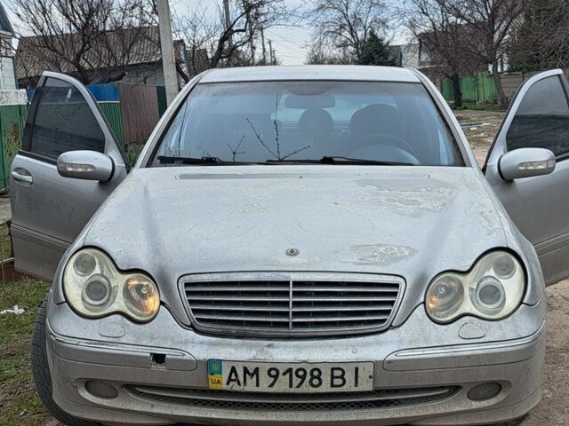 Серый Мерседес 220, объемом двигателя 2.2 л и пробегом 354 тыс. км за 1800 $, фото 1 на Automoto.ua