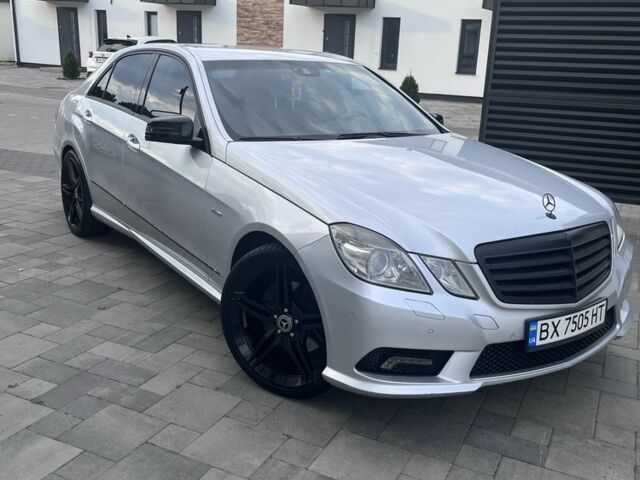 Серый Мерседес 220, объемом двигателя 2.1 л и пробегом 320 тыс. км за 10000 $, фото 1 на Automoto.ua