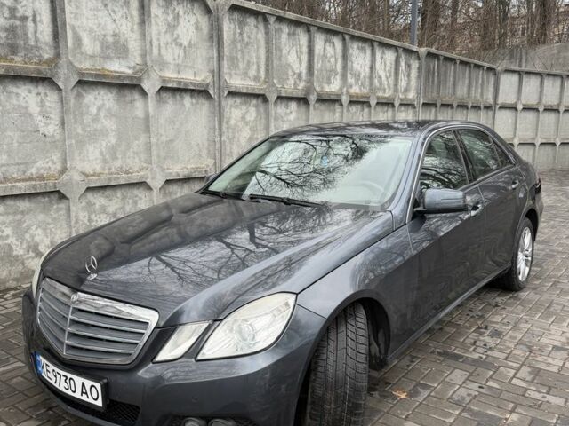 Серый Мерседес 220, объемом двигателя 2.1 л и пробегом 226 тыс. км за 10600 $, фото 1 на Automoto.ua