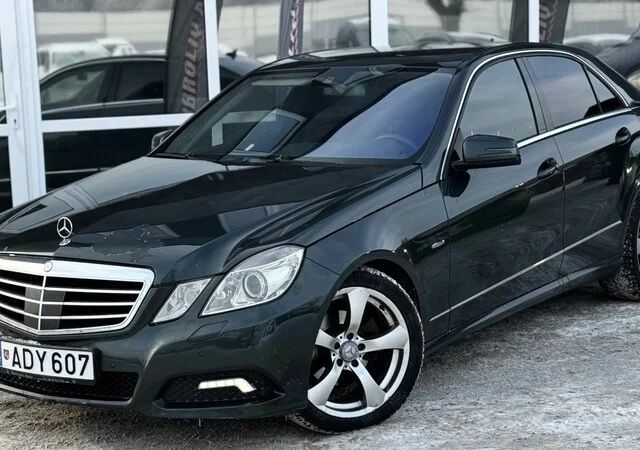 Серый Мерседес 220, объемом двигателя 2.2 л и пробегом 559 тыс. км за 2600 $, фото 1 на Automoto.ua