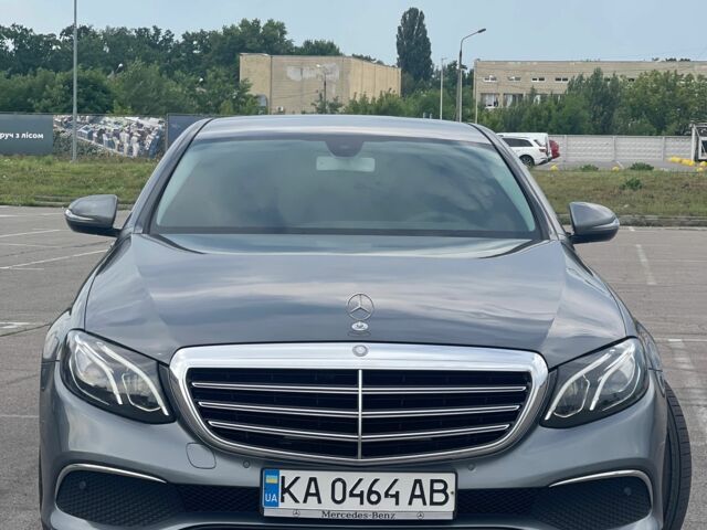 Серый Мерседес 220, объемом двигателя 2 л и пробегом 118 тыс. км за 19800 $, фото 1 на Automoto.ua