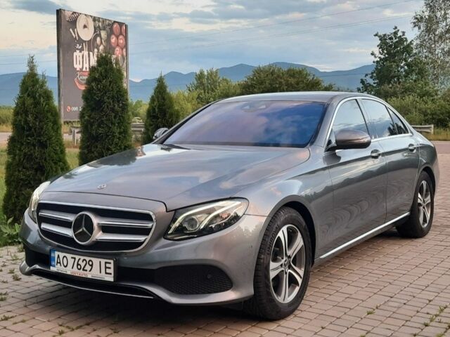 Сірий Мерседес 220, об'ємом двигуна 2 л та пробігом 225 тис. км за 22900 $, фото 1 на Automoto.ua