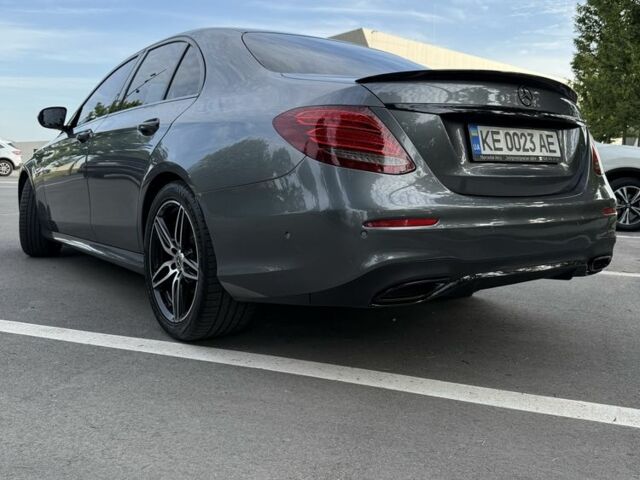 Сірий Мерседес 220, об'ємом двигуна 2 л та пробігом 152 тис. км за 33900 $, фото 1 на Automoto.ua