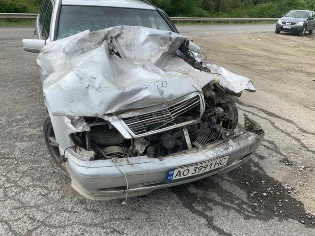 Сірий Мерседес 220, об'ємом двигуна 2.2 л та пробігом 300 тис. км за 600 $, фото 1 на Automoto.ua