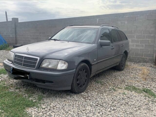Серый Мерседес 220, объемом двигателя 2.2 л и пробегом 560 тыс. км за 3000 $, фото 1 на Automoto.ua