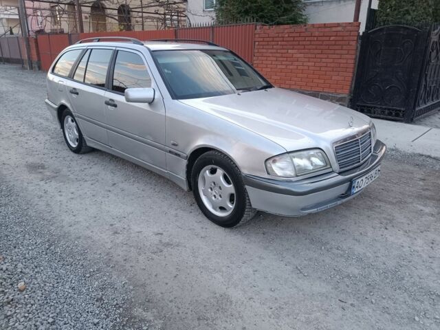 Серый Мерседес 220, объемом двигателя 2.1 л и пробегом 450 тыс. км за 1850 $, фото 1 на Automoto.ua