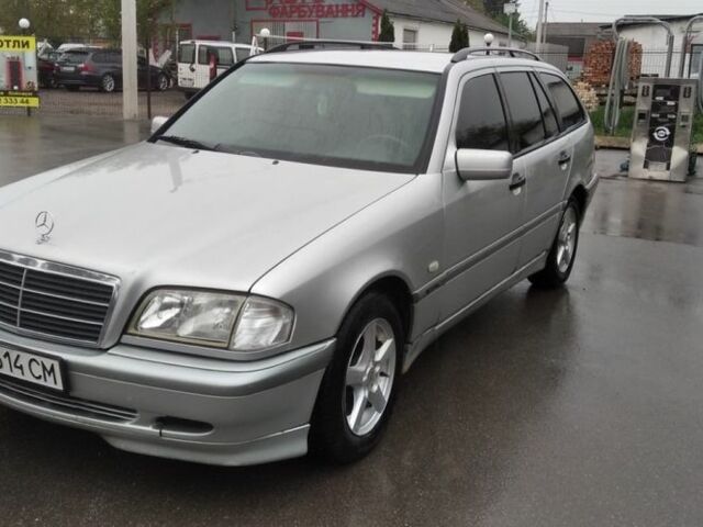 Серый Мерседес 220, объемом двигателя 2.1 л и пробегом 438 тыс. км за 3000 $, фото 1 на Automoto.ua