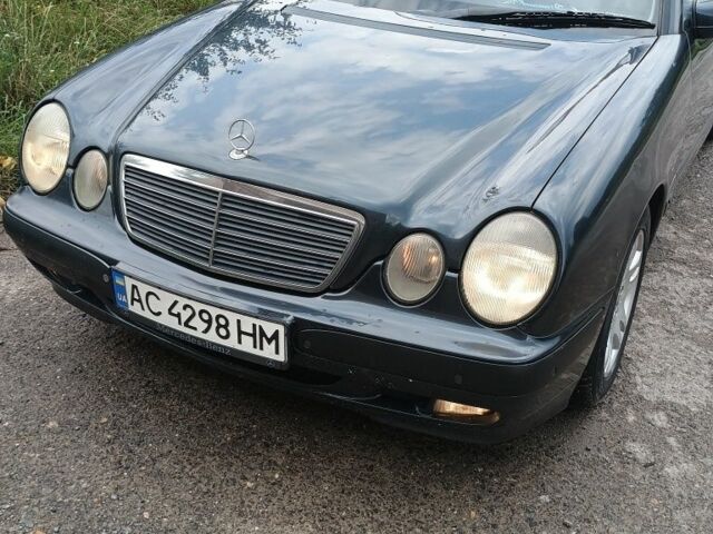 Серый Мерседес 220, объемом двигателя 2 л и пробегом 465 тыс. км за 4800 $, фото 1 на Automoto.ua