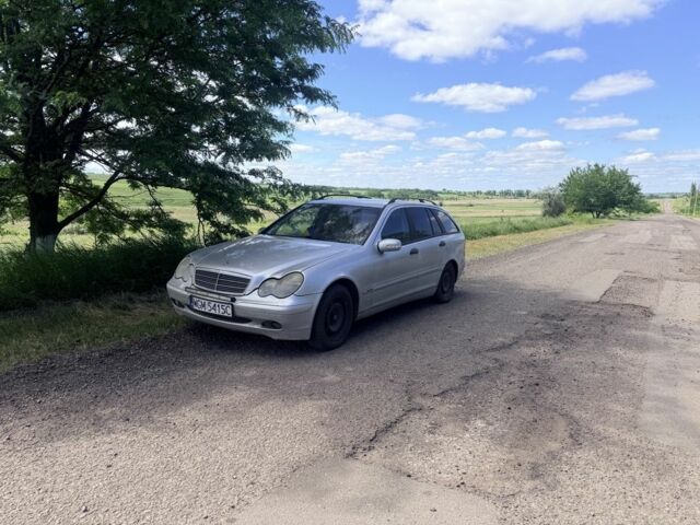 Серый Мерседес 220, объемом двигателя 2.2 л и пробегом 340 тыс. км за 3000 $, фото 1 на Automoto.ua