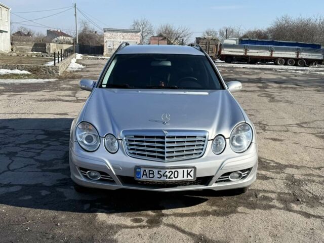 Серый Мерседес 220, объемом двигателя 2.1 л и пробегом 300 тыс. км за 5600 $, фото 1 на Automoto.ua