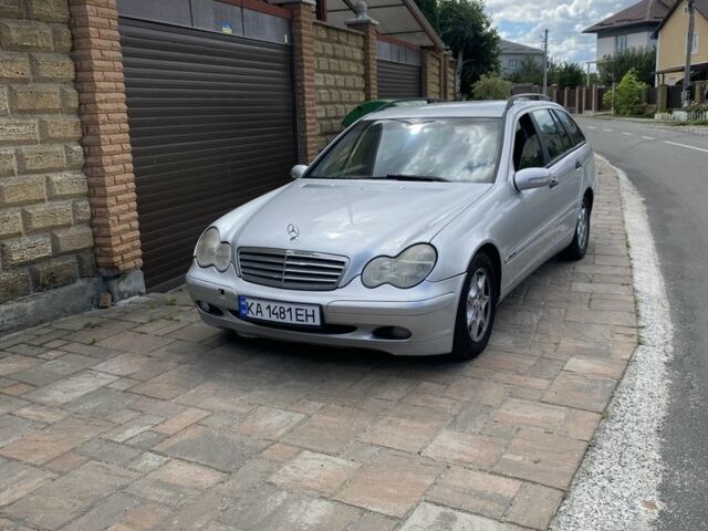 Серый Мерседес 220, объемом двигателя 2.2 л и пробегом 448 тыс. км за 3500 $, фото 1 на Automoto.ua