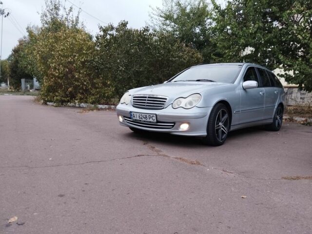 Серый Мерседес 220, объемом двигателя 2.1 л и пробегом 230 тыс. км за 5300 $, фото 1 на Automoto.ua