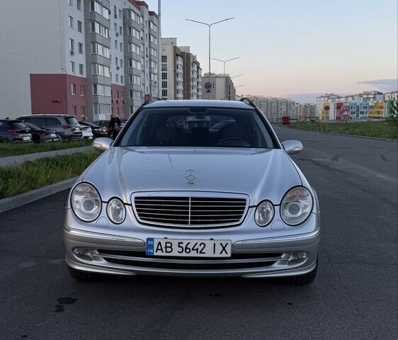 Серый Мерседес 220, объемом двигателя 2.1 л и пробегом 235 тыс. км за 7500 $, фото 1 на Automoto.ua