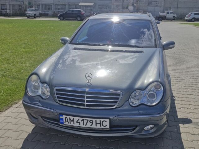Сірий Мерседес 220, об'ємом двигуна 2.1 л та пробігом 413 тис. км за 5010 $, фото 1 на Automoto.ua