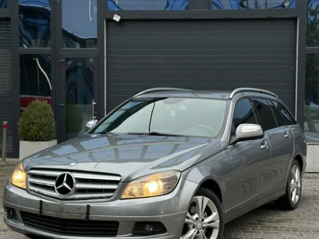 Сірий Мерседес 220, об'ємом двигуна 2.2 л та пробігом 220 тис. км за 7300 $, фото 1 на Automoto.ua