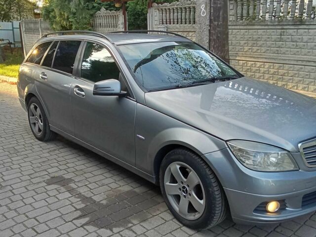 Сірий Мерседес 220, об'ємом двигуна 2.2 л та пробігом 402 тис. км за 7200 $, фото 1 на Automoto.ua