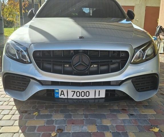 Серый Мерседес 220, объемом двигателя 2 л и пробегом 183 тыс. км за 20500 $, фото 1 на Automoto.ua