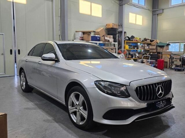 Серый Мерседес 220, объемом двигателя 2 л и пробегом 115 тыс. км за 25000 $, фото 1 на Automoto.ua