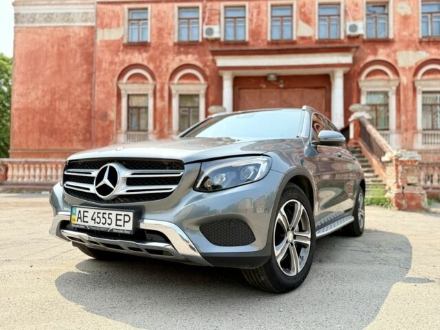 Сірий Мерседес 220, об'ємом двигуна 2.1 л та пробігом 108 тис. км за 27900 $, фото 1 на Automoto.ua