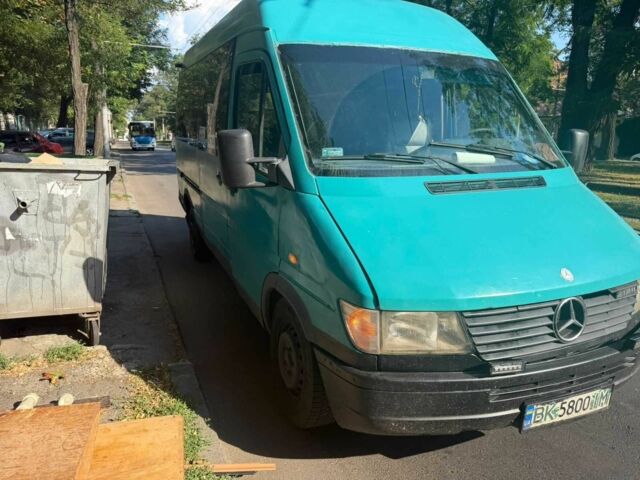Синий Мерседес 220, объемом двигателя 2.7 л и пробегом 670 тыс. км за 4711 $, фото 1 на Automoto.ua
