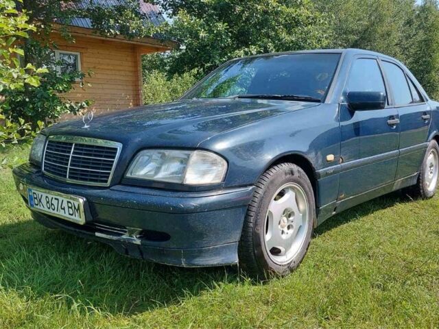 Синій Мерседес 220, об'ємом двигуна 2 л та пробігом 250 тис. км за 2794 $, фото 1 на Automoto.ua