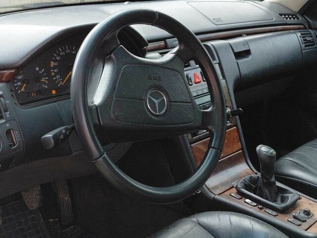 Синий Мерседес 220, объемом двигателя 0 л и пробегом 190 тыс. км за 2800 $, фото 1 на Automoto.ua