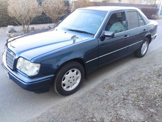 Синій Мерседес 220, об'ємом двигуна 2.2 л та пробігом 409 тис. км за 3000 $, фото 1 на Automoto.ua
