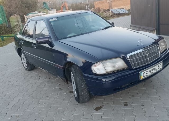 Синій Мерседес 220, об'ємом двигуна 2 л та пробігом 500 тис. км за 1550 $, фото 1 на Automoto.ua