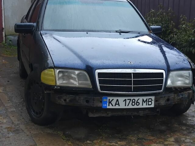 Синий Мерседес 220, объемом двигателя 2.2 л и пробегом 4 тыс. км за 710 $, фото 1 на Automoto.ua