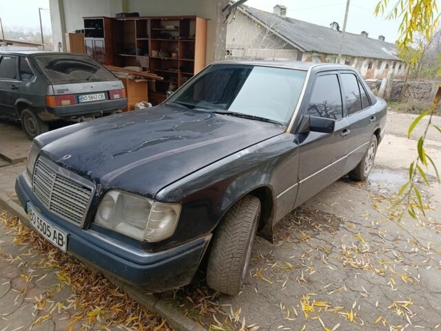 Синий Мерседес 220, объемом двигателя 2 л и пробегом 300 тыс. км за 1000 $, фото 1 на Automoto.ua