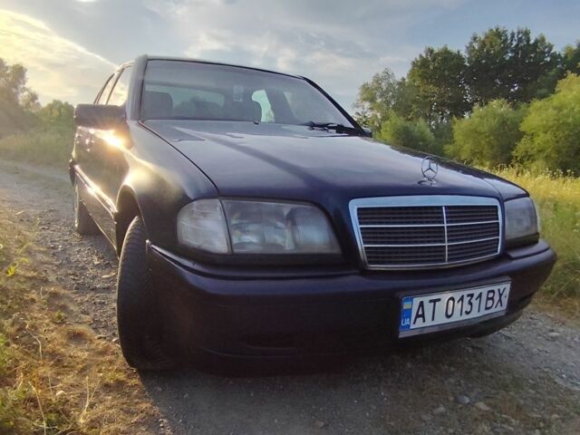 Синий Мерседес 220, объемом двигателя 2.2 л и пробегом 300 тыс. км за 3199 $, фото 1 на Automoto.ua