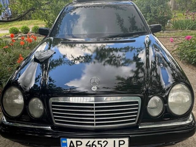 Синий Мерседес 220, объемом двигателя 2.8 л и пробегом 350 тыс. км за 3500 $, фото 1 на Automoto.ua