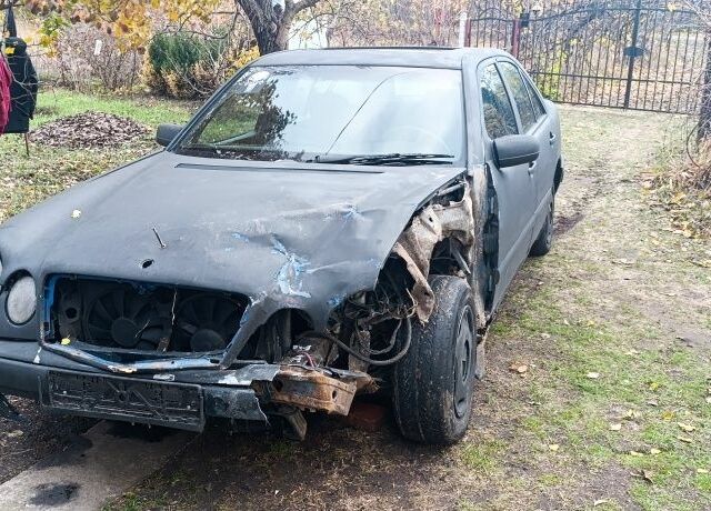 Синий Мерседес 220, объемом двигателя 2 л и пробегом 999 тыс. км за 480 $, фото 1 на Automoto.ua