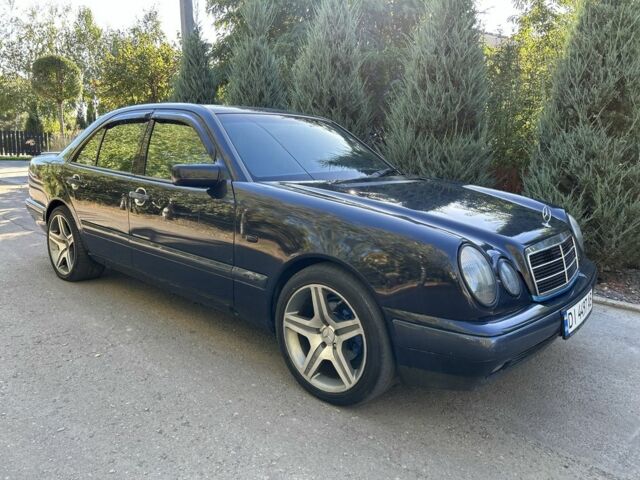 Синій Мерседес 220, об'ємом двигуна 2.2 л та пробігом 280 тис. км за 3700 $, фото 1 на Automoto.ua