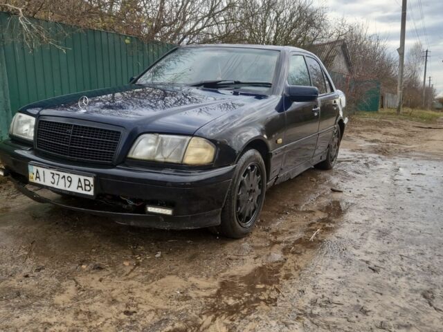 Синий Мерседес 220, объемом двигателя 0 л и пробегом 300 тыс. км за 1494 $, фото 1 на Automoto.ua