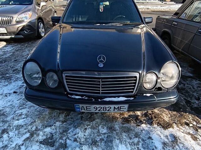 Синий Мерседес 220, объемом двигателя 2.3 л и пробегом 35 тыс. км за 3493 $, фото 1 на Automoto.ua