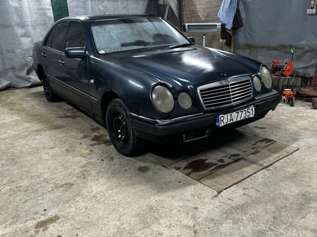 Синий Мерседес 220, объемом двигателя 2.2 л и пробегом 250 тыс. км за 900 $, фото 1 на Automoto.ua